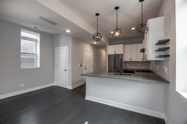 Building Photo - 3253 N Elston Ave