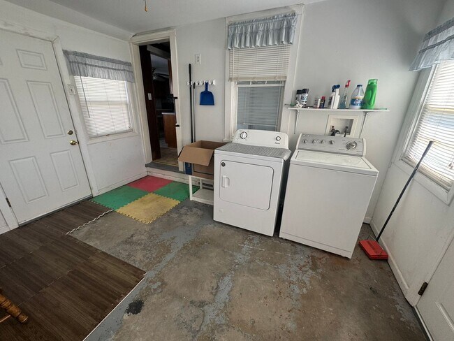 Building Photo - Cozy 2 Bedroom 1 Bath Home