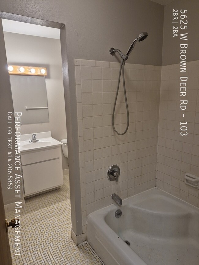 Building Photo - Charming 2BD/1.5BA Brown Deer Condo