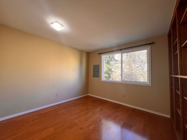 Building Photo - Upper Level Updated Condo Near Van Mall!