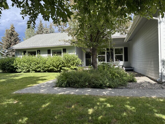 Building Photo - 3 Bed, 2 Bath Single Family Home in Hailey...
