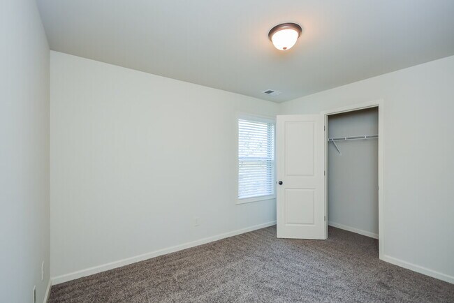 Building Photo - 590 Roland Manor Dr