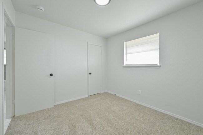 Building Photo - 4720 SE 50th St