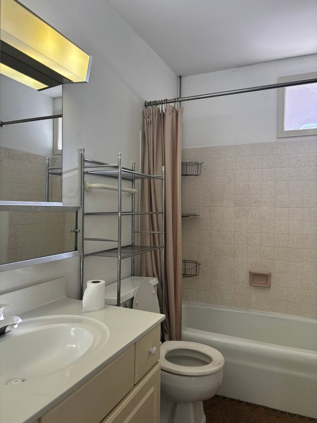 Building Photo - 6506 Putnam Rd