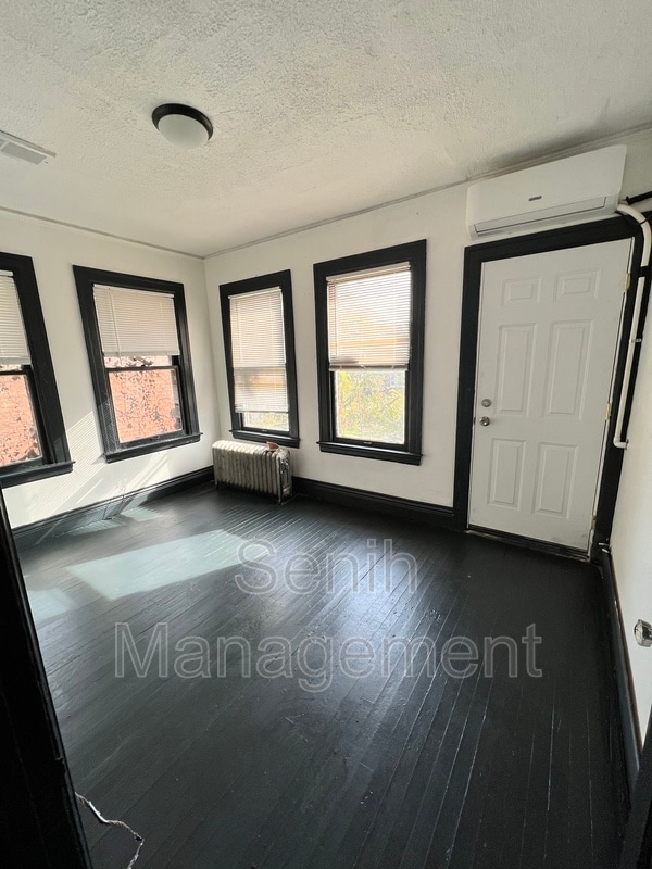 Building Photo - 2475 Gladstone St