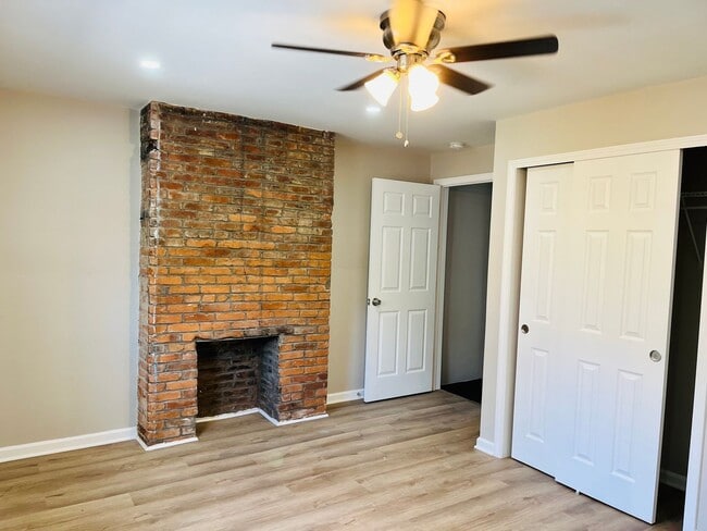 Building Photo - Two Bedroom rowhouse available in Northside August 1!