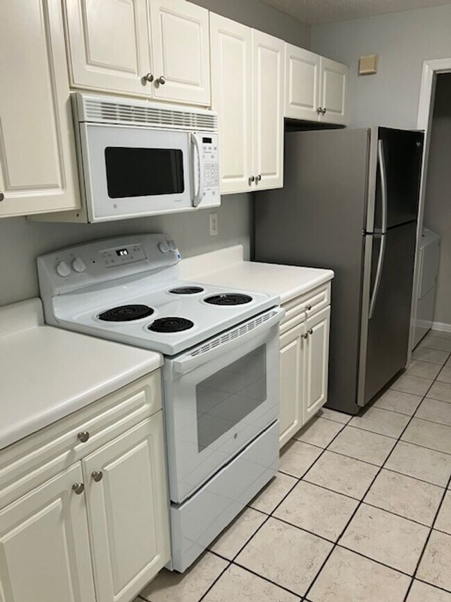 Building Photo - 909-H