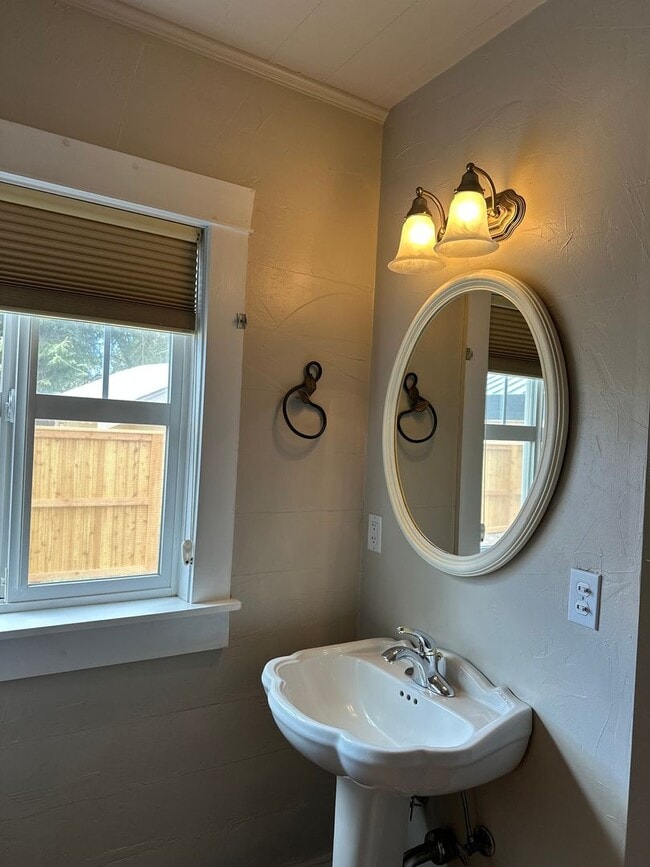 Building Photo - Charming 2 Bed / 2 Bath Home in Prime Westside Bend Location