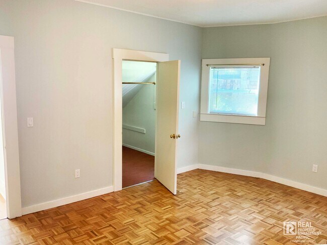 Building Photo - Spacious 4 Bedroom / 1.5 Bath near UC Campus
