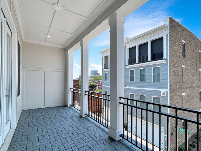 Building Photo - Stunning Luxury Townhome with Elevator in ...