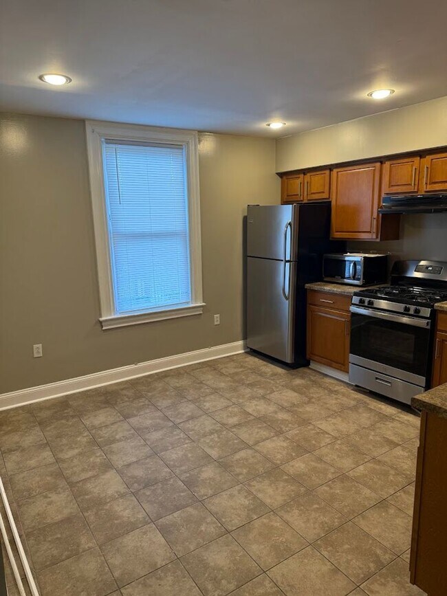 Building Photo - 5552 Avondale Pl