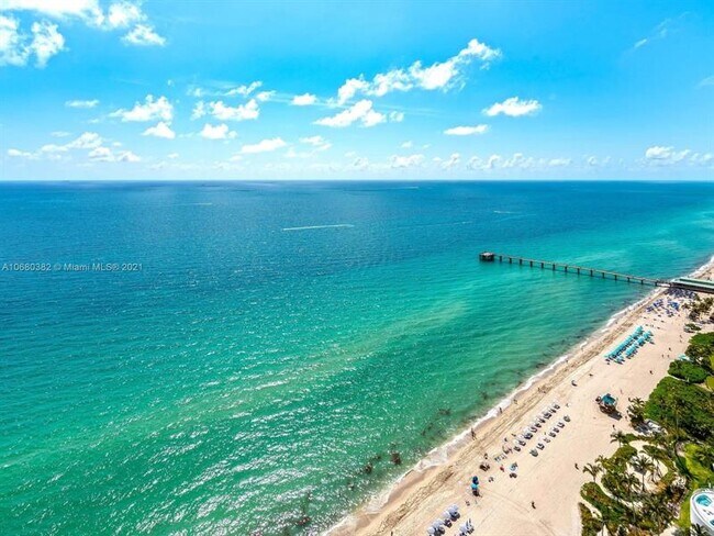 Building Photo - 17121 Collins Ave
