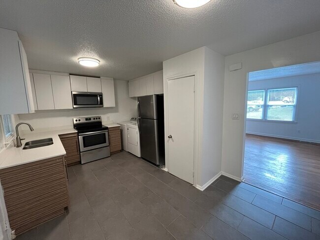 Building Photo - Adorable 2 Bed 1 Bath Available NOW!