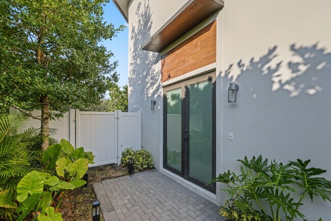 Building Photo - 2201 Florida Blvd