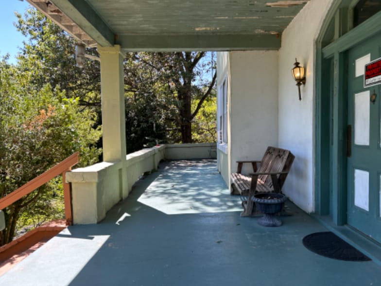 Building Photo - 713 Chestnut Ave