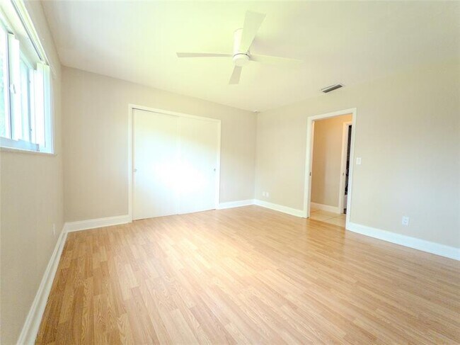 Building Photo - 560 SW 62nd Ave