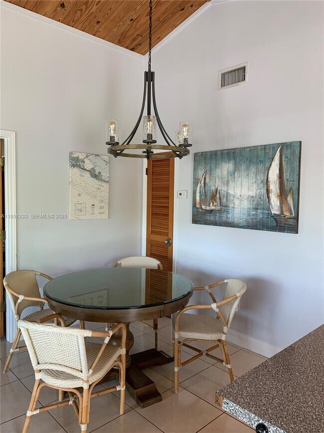 Building Photo - 112 Captains Ct