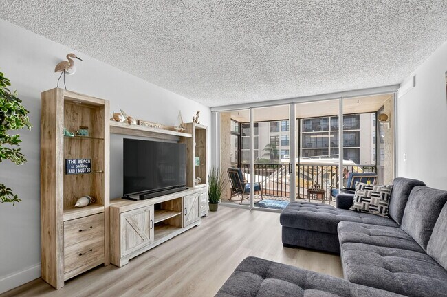 Building Photo - 8 Royal Palm Way