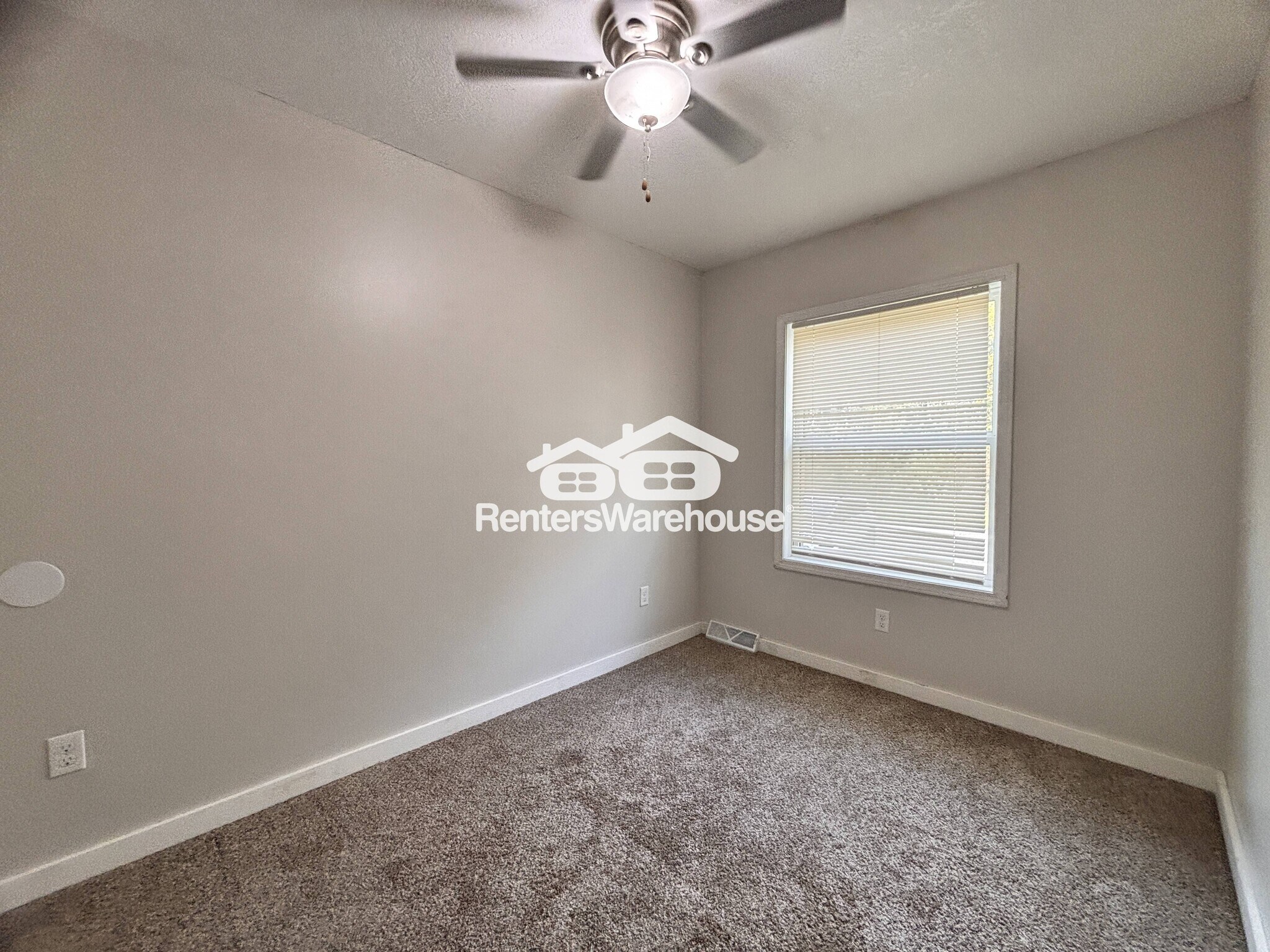 Building Photo - 904 Luster Ln