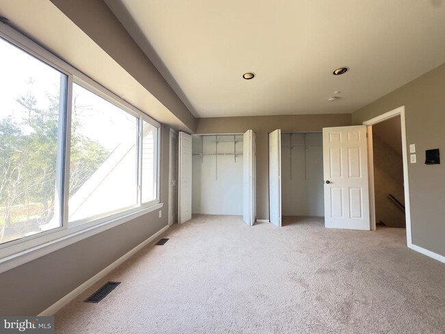 Building Photo - 1017 Oaklyn Ct