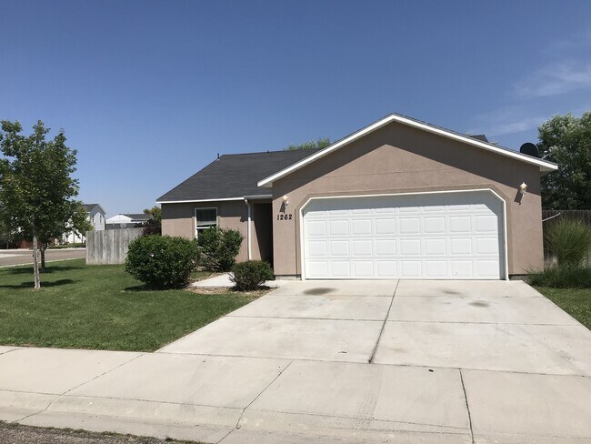Building Photo - 3 bed/ 2 bath... 2 car garage... Single Level...In the Meadowbrook Subdivision.