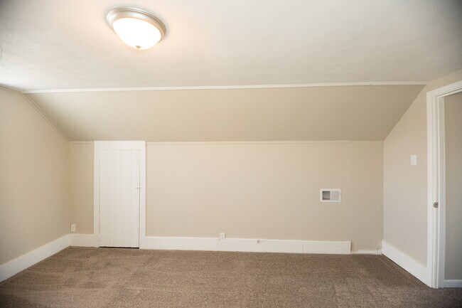 Building Photo - 3 potential 4 bedroom in desirable Beech G...