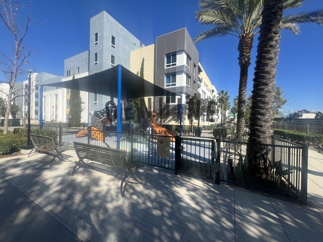 Building Photo - Modern Tri-Level 2Bd 2.5Ba Townhouse in Irvine!