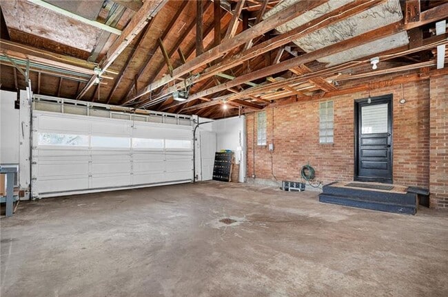 Building Photo - 546 Roseland Ave
