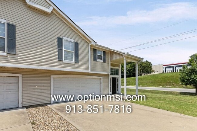 Building Photo - Welcome home to this beautifully updated 3-bedroom, 2-bath duplex in the heart of Johnson County!