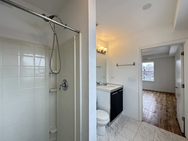 Building Photo - 1544 W Glenlake Ave