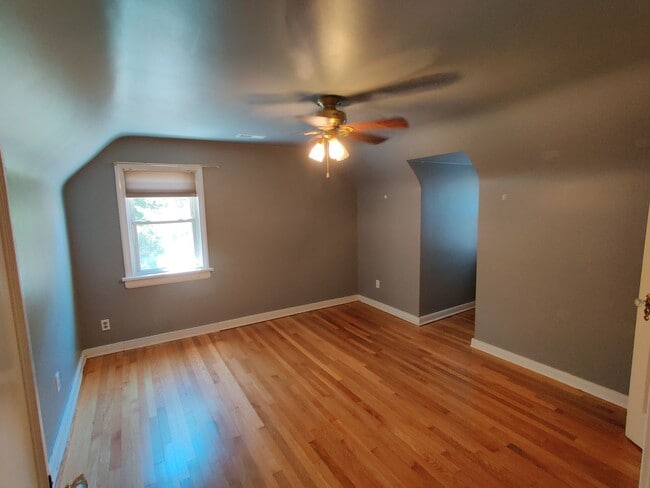 Building Photo - 3 bedroom home with a detached garage