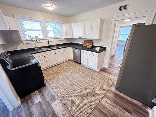 Building Photo - 2561 Rosselle St