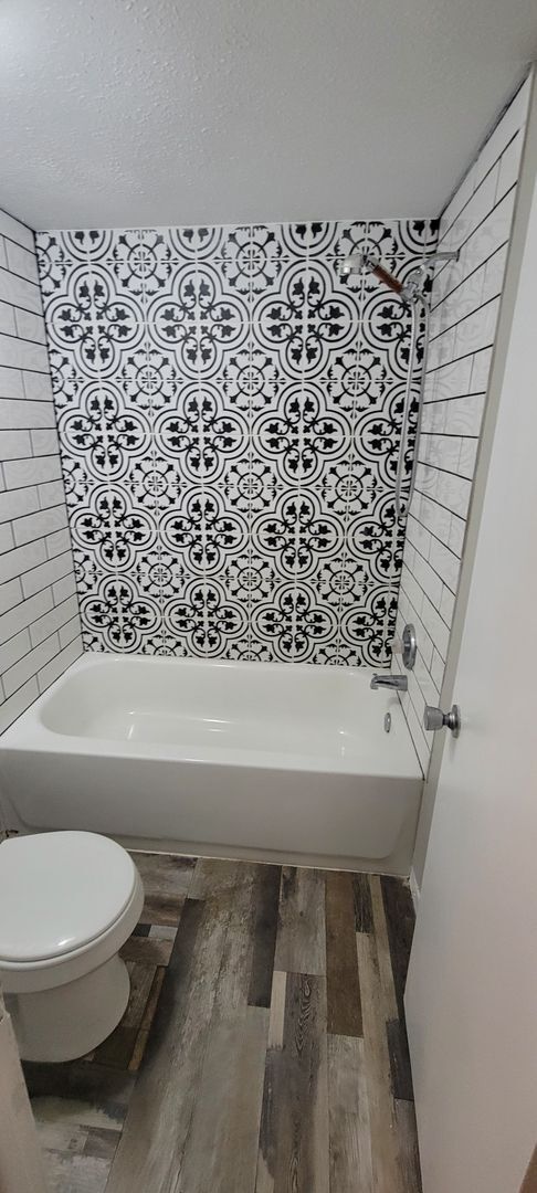 Building Photo - 2 BEDROOM 1 BATH DUPLEX CLOSE TO USF AND BUSCH GARDENS