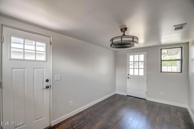 Building Photo - 1612 E Gaylon Dr