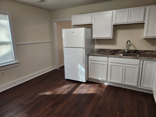 Building Photo - *Availabe Soon* Completely Remodeled Home!