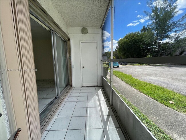 Building Photo - 10361 N Kendall Dr