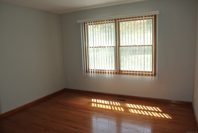 Building Photo - 302 Westwood Rd