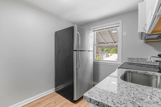 Building Photo - 2 Bed and Den