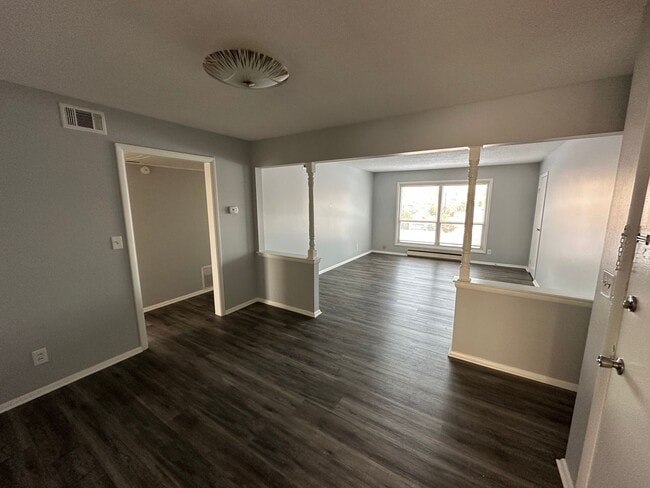 Building Photo - Updated 2 bed 1 bath apartment in the heart of Speedway