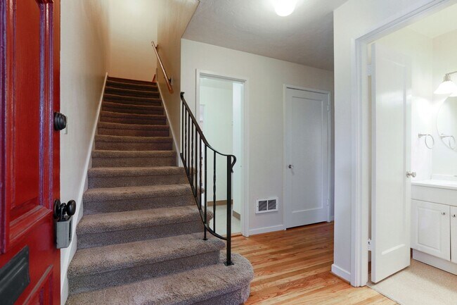 Building Photo - Chic Updated Mid-Century Townhouse in Cedar Hills!