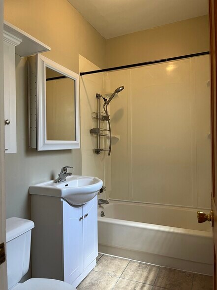 Building Photo - 1211 E Saveland Ave