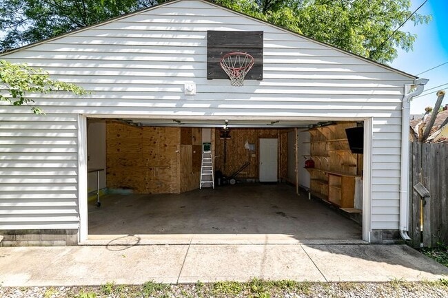 Building Photo - 343 E Royal Forest Blvd