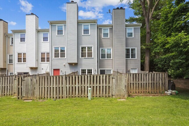 Building Photo - Lovely 2br/1bth ground level condo, close ...