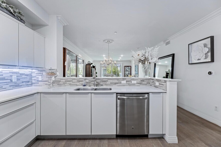 Building Photo - 5253 Vantage Ave