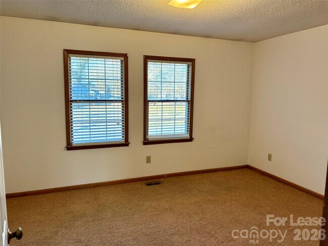 Building Photo - 1732 Lenora Cir