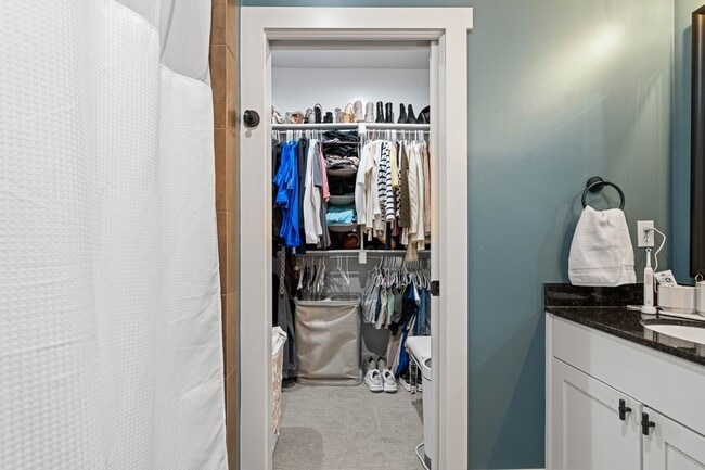 Building Photo - This luxurious townhouse on Cherry St.