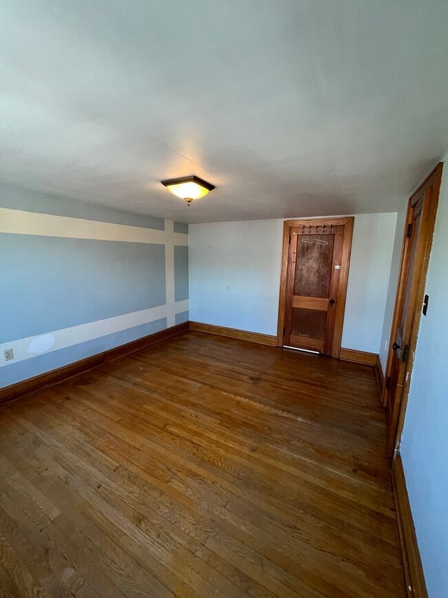 Building Photo - 3BR Home with Large Yard & Extra Storage