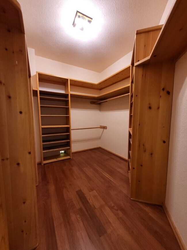 Building Photo - 604 Shadow Grove Ct