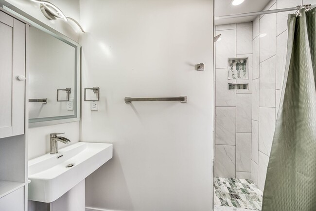 Building Photo - Spacious Chesterfield Home Move In Ready