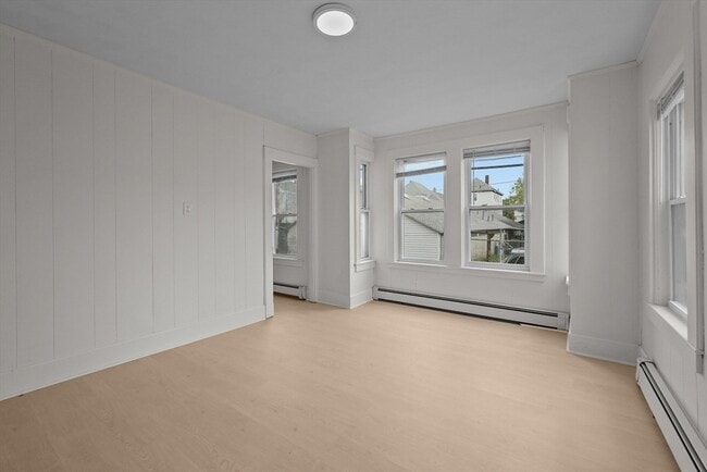 Building Photo - 6 Coffin Ave Ct